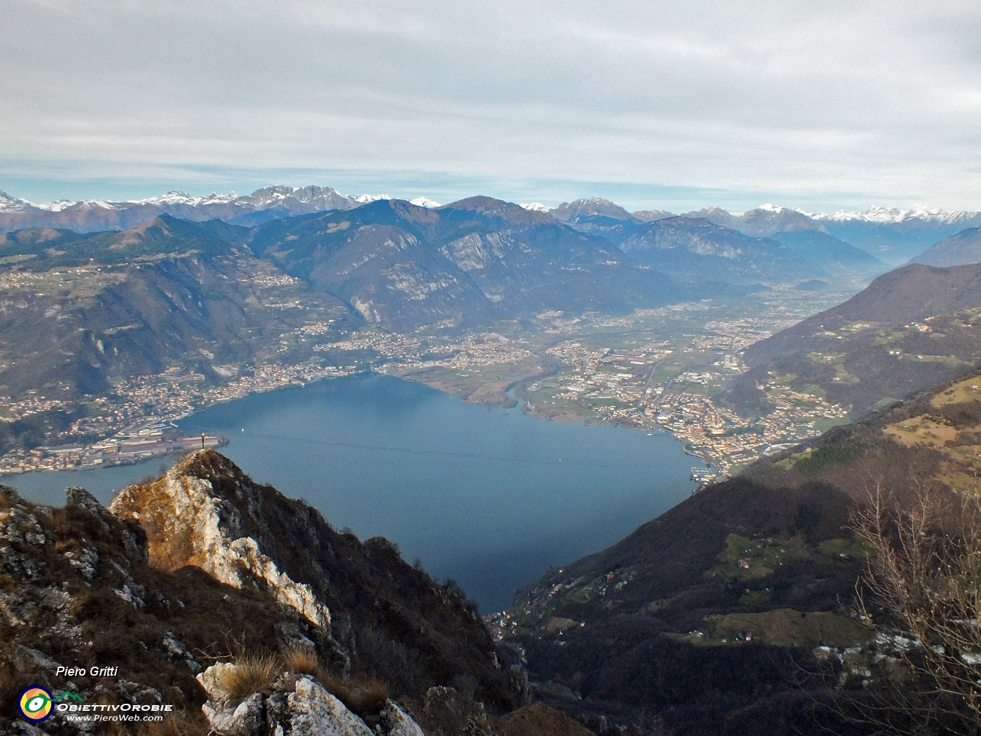 72 Visibile la terza cima con croce , quella rivolta a nord.JPG